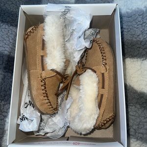 Toddler girl size 7 Minnetonka slightly worn once but still in good condition!